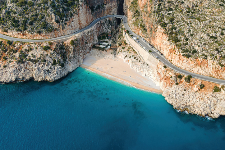 Dalaman'dan Kaş yönüne uzanan D400 sahil karayolu ve Akdeniz manzarası