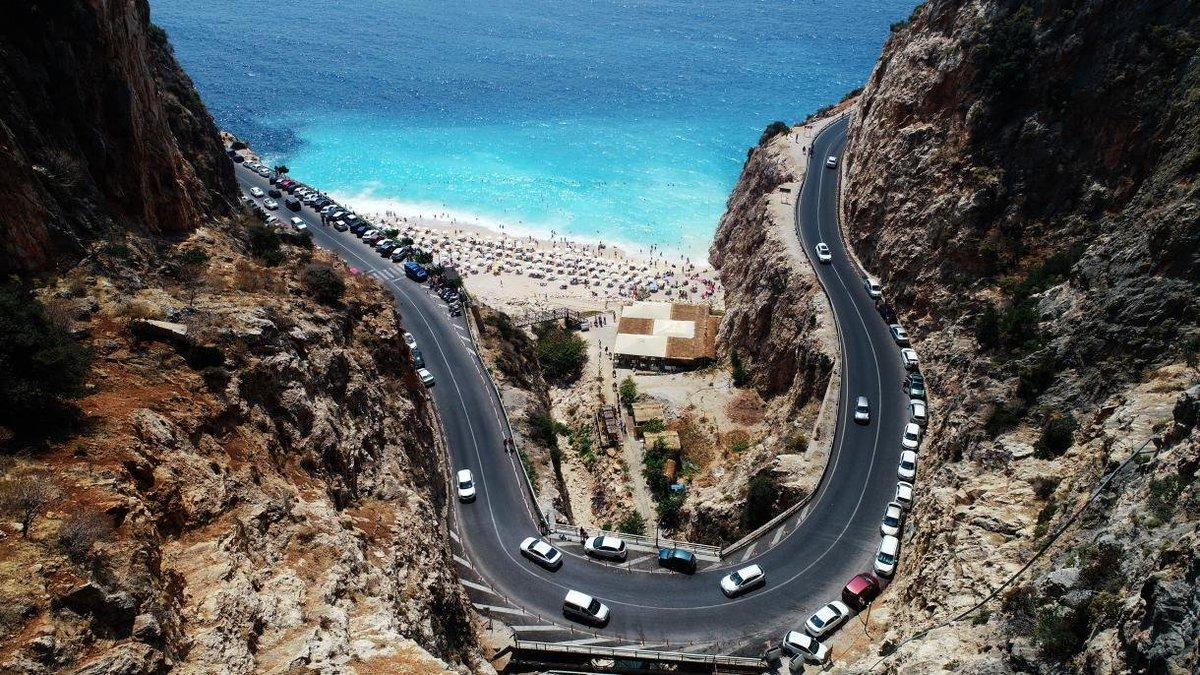 Kaputaş Plajı ve D400 sahil yolu manzarası