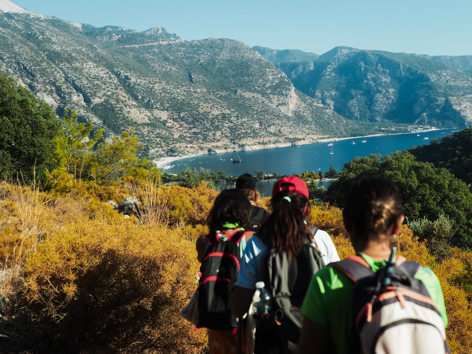 Likya Yolu üzerinden Ölüdeniz lagününün ve mavi bayraklı kumsalın panoramik görünümü