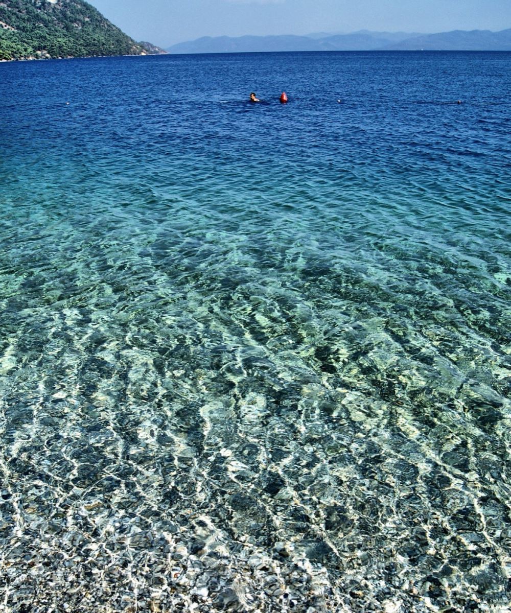 Akbük Koyu plajı ve çakıllı kıyı şeridi