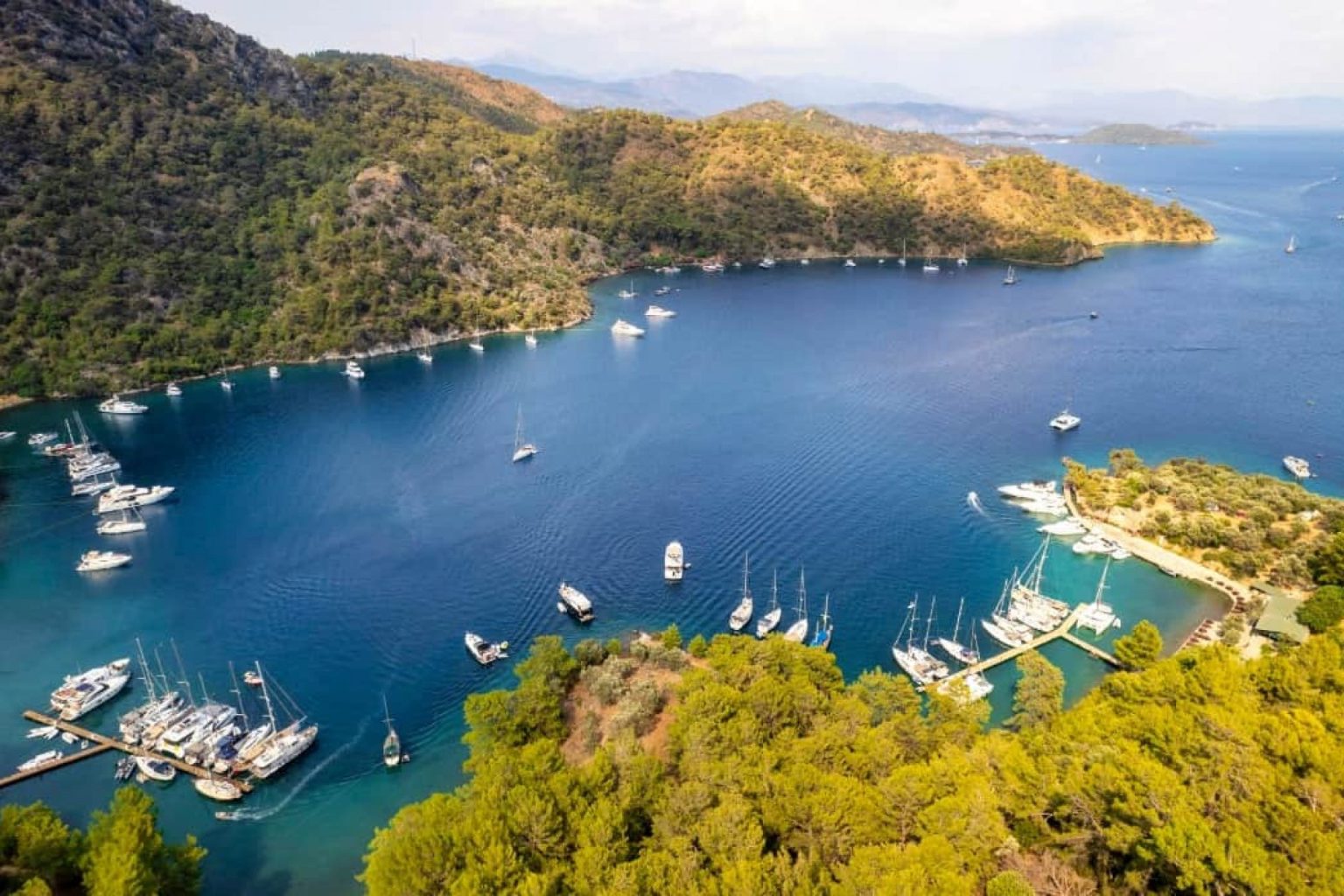 Göcek körfezi ve yat limanının havadan görünümü, Bedri Rahmi Koyu çevresi, Muğla 2026