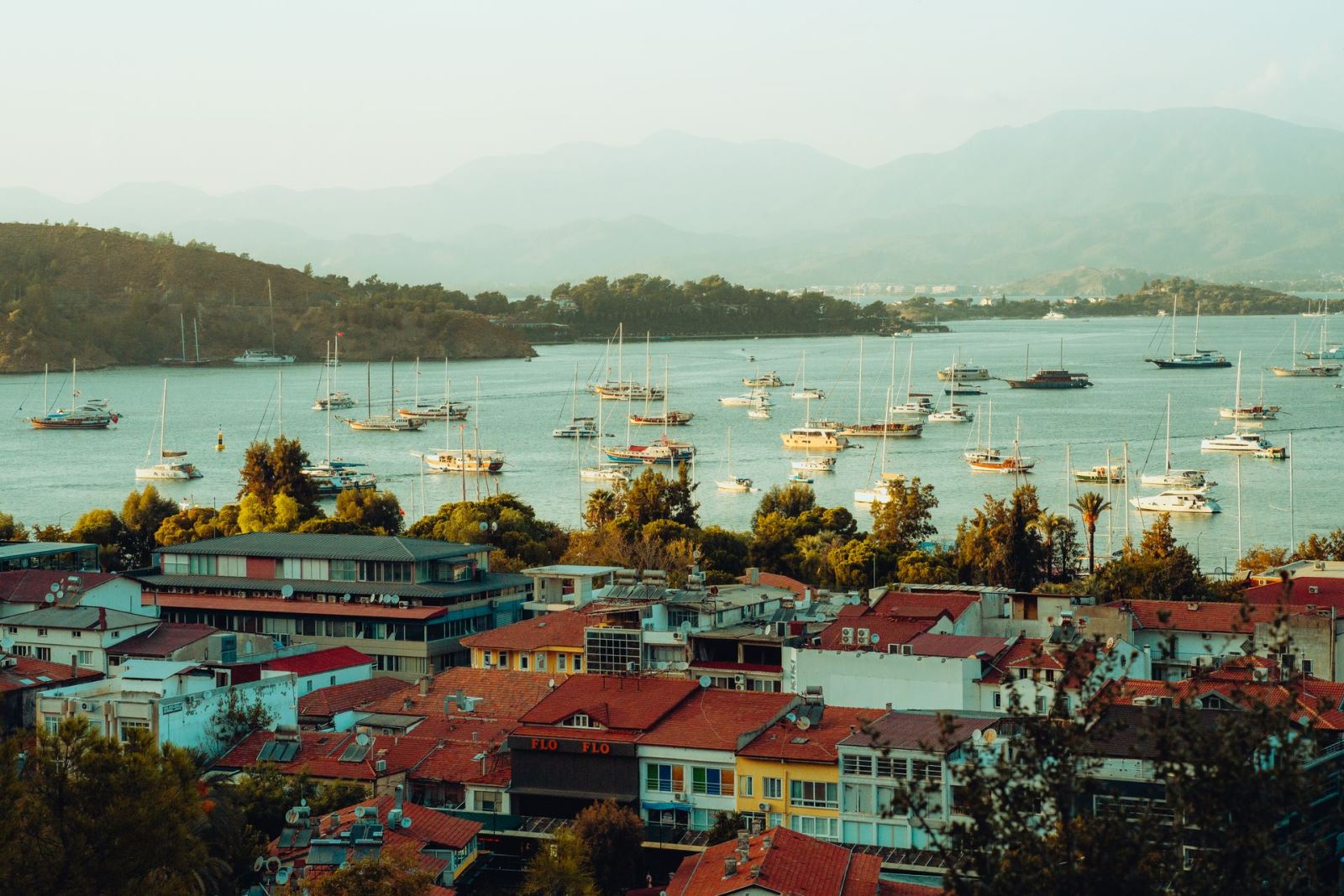 Çalış sahilinde denize sıfır konaklama ve uzun kumsal