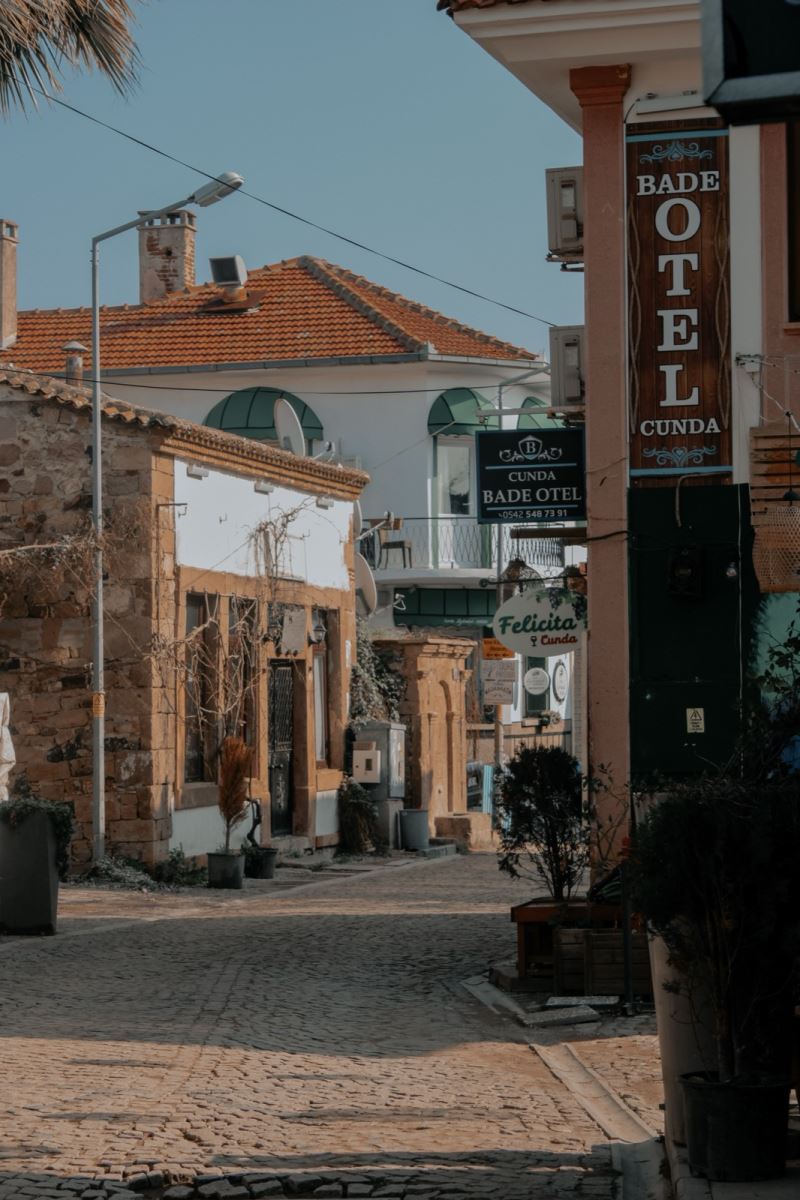 Cunda Adası'nda taş döşeli dar sokak ve tarihi taş evler