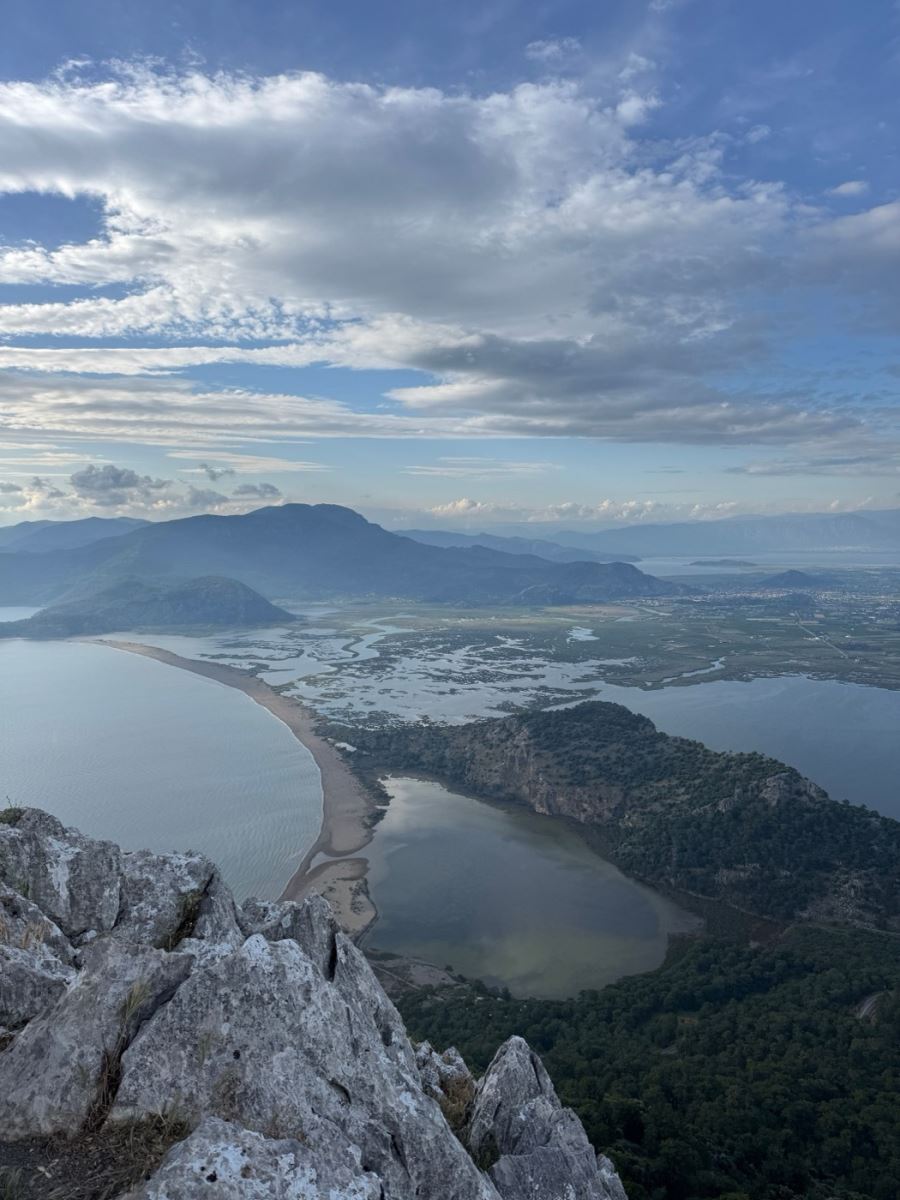 Dalyan Deltası sazlık kanalları ve göl manzarası kuş bakışı