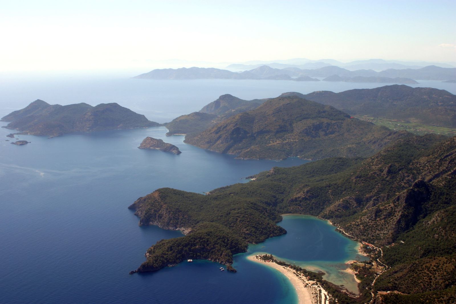 Fethiye Ölüdeniz manzarası - ilkbahar yeşili ile yaz mavisinin buluşması