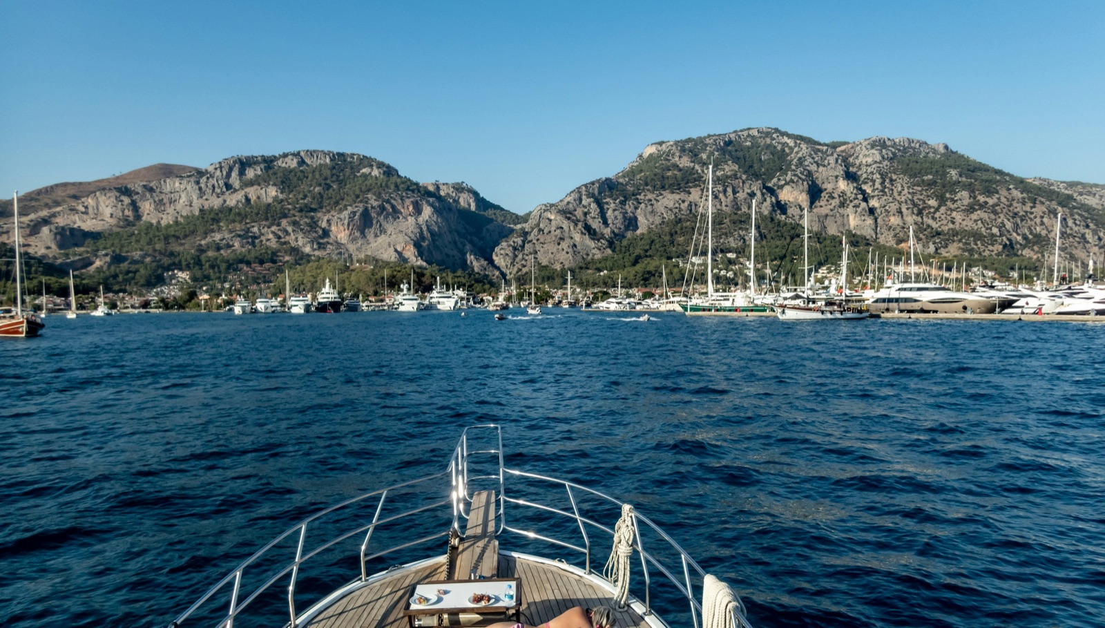 Göcek marina ve körfezinin panoramik görünümü, yatlar ve yeşil tepeler