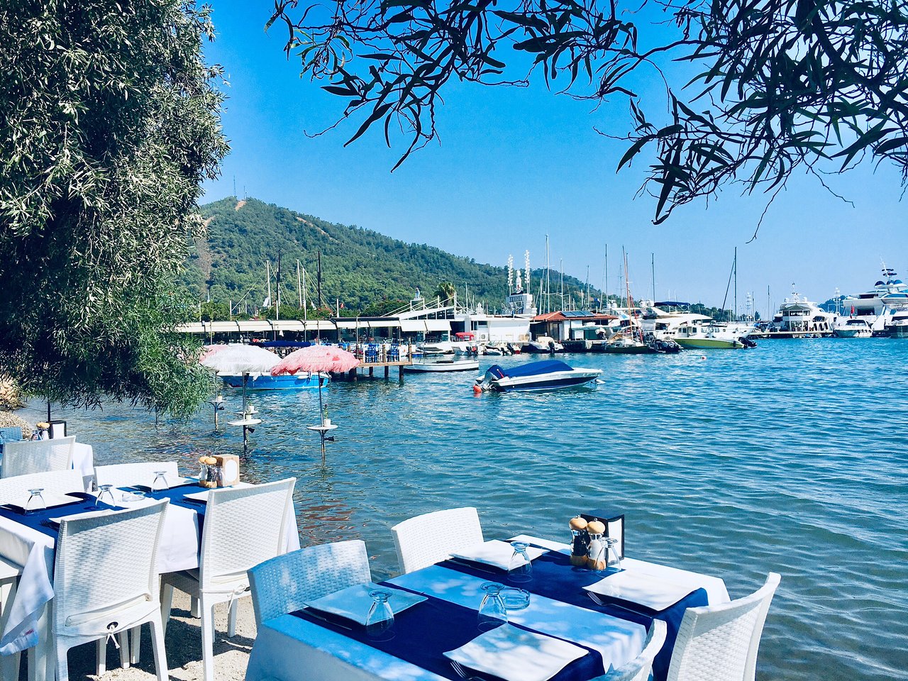 Göcek merkezde sahil kenarında yat limanı manzaralı restoran