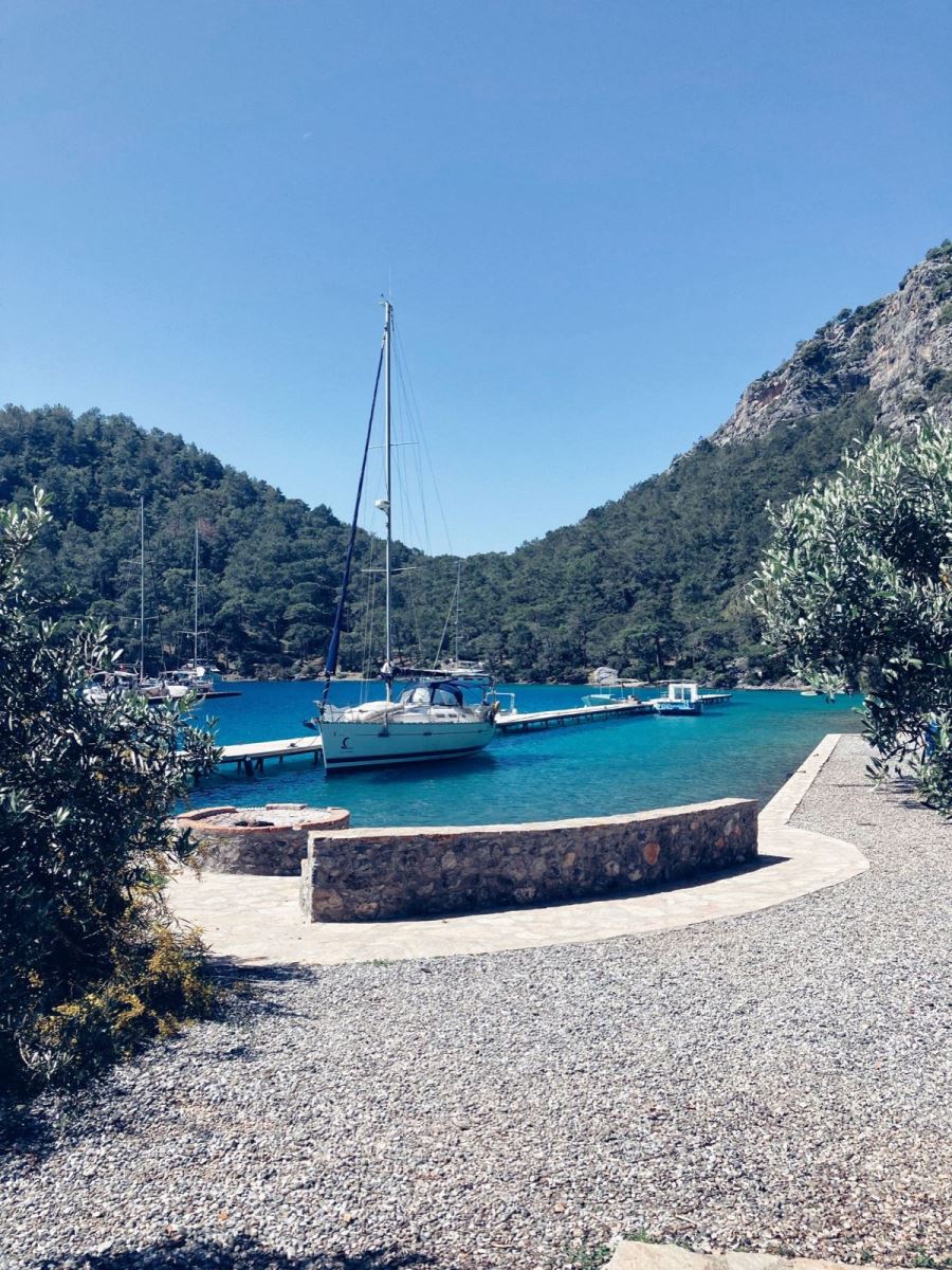 Göcek koyunda demirlemiş yelkenli ve sakin deniz