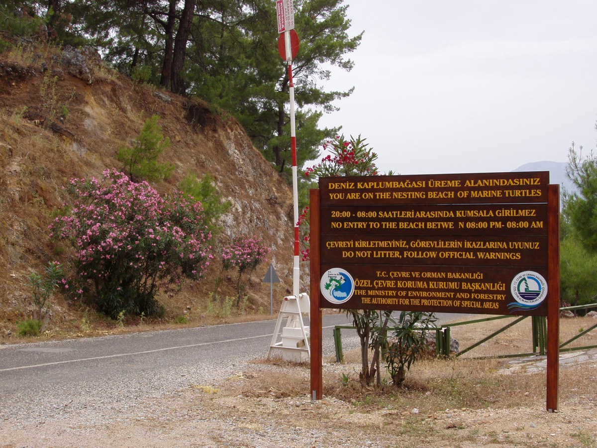 İztuzu Plajı girişindeki resmi uyarı tabelası: 20.00-08.00 arası kumsala giriş yasak