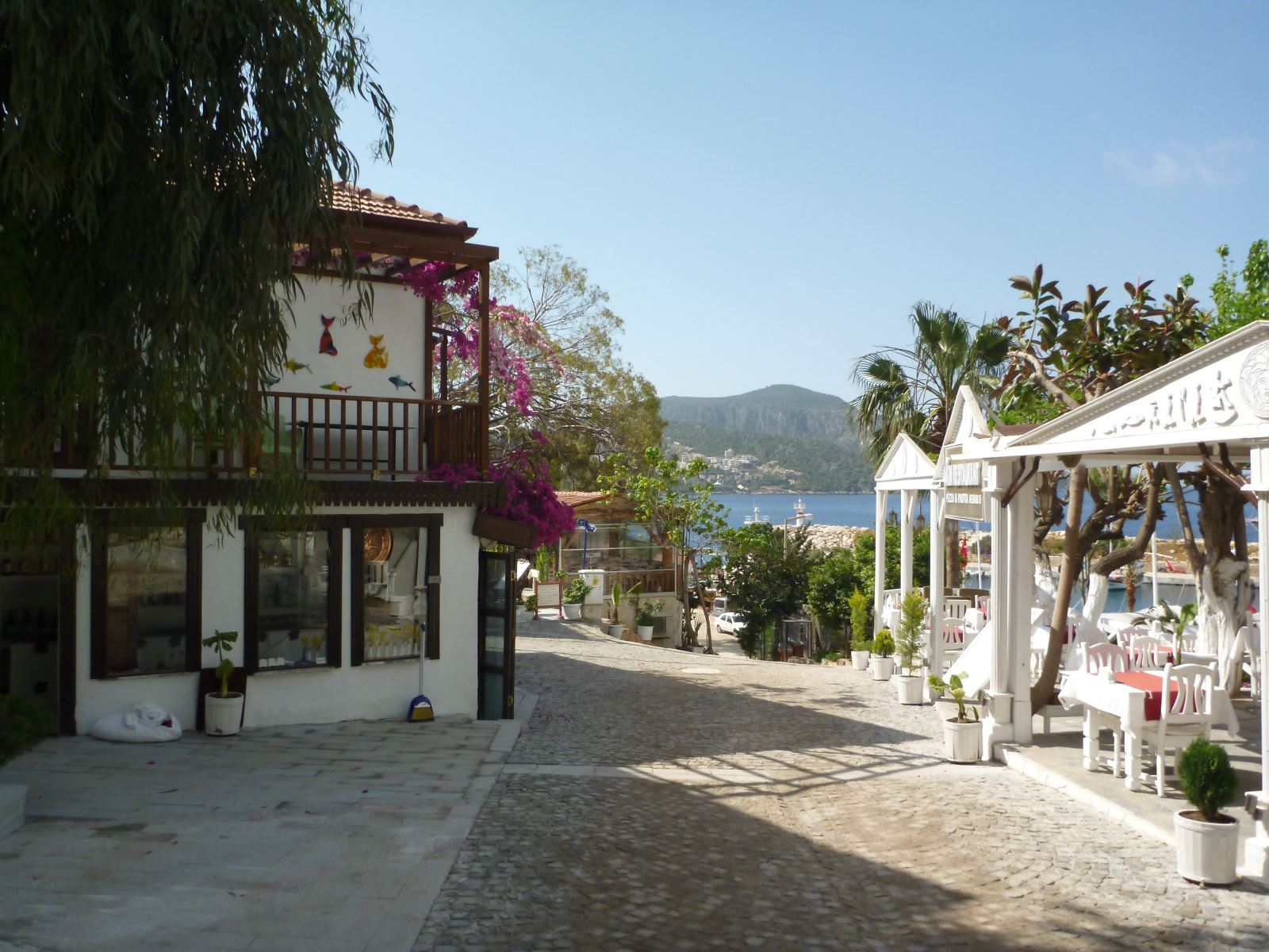 Kalkan eski kasabasında taş sokak ve geleneksel evler