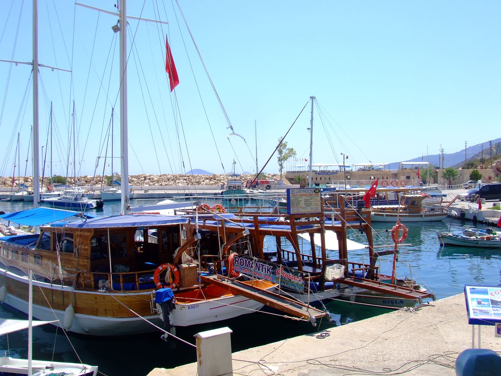 Kalkan limanı ve marina, tekneler ve deniz manzaralı restoranlar