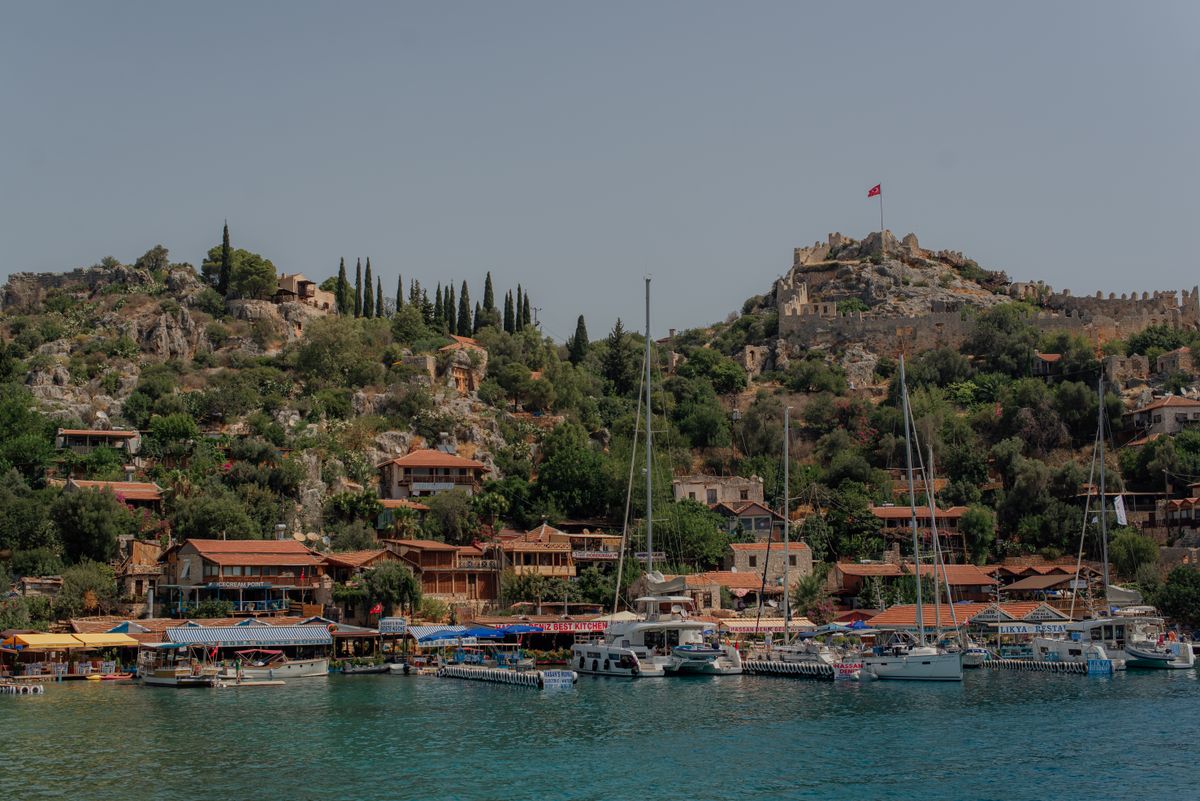 Kekova adası ve turkuaz deniz manzarası