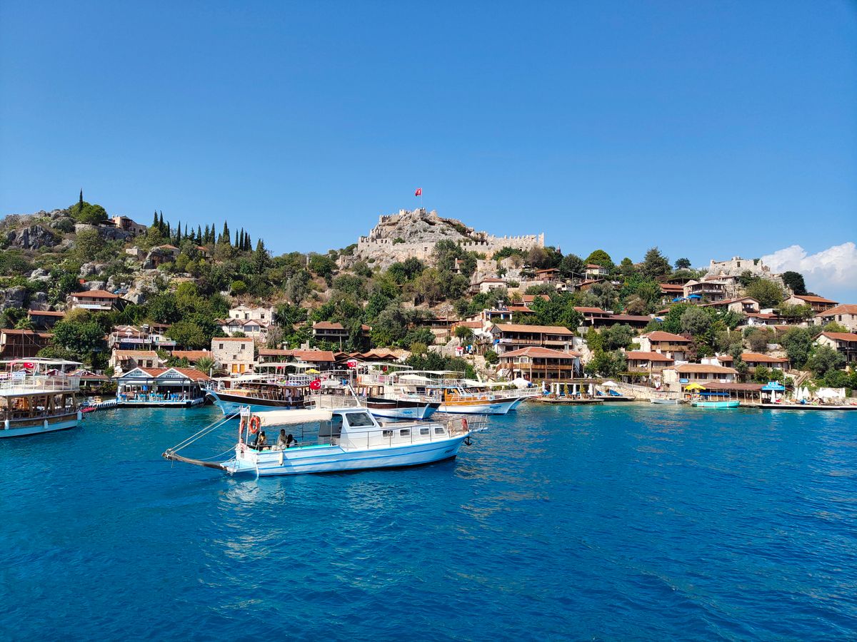 Kekova karşısındaki Kaleköy (Simena) yerleşimi ve Likya kalesi