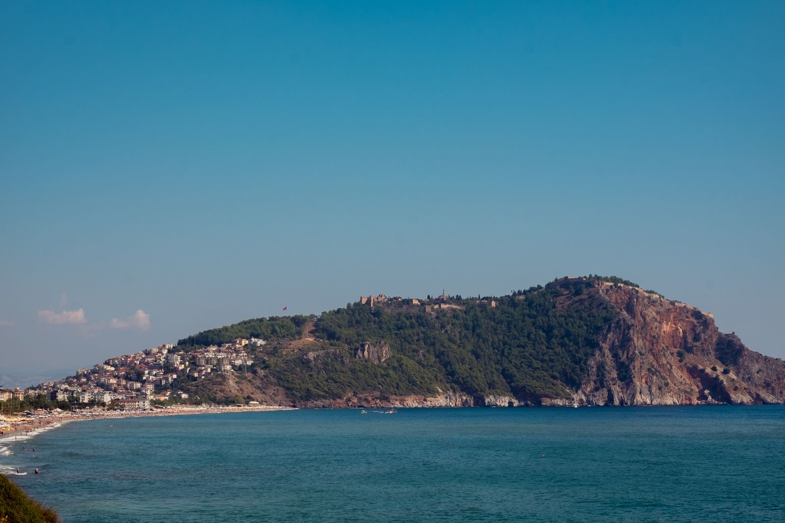 Kleopatra Plajı sahilinden Alanya yarımadası ve kale tepesi manzarası