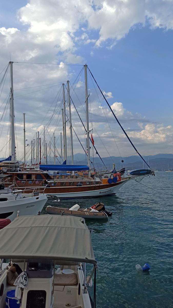 Fethiye Marina'da demirli yelkenliler ve yat manzarası