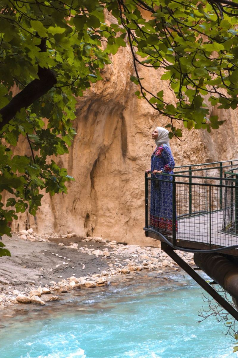 Saklıkent Kanyonu'nun buz gibi turkuaz suyu ve yüksek kaya duvarları