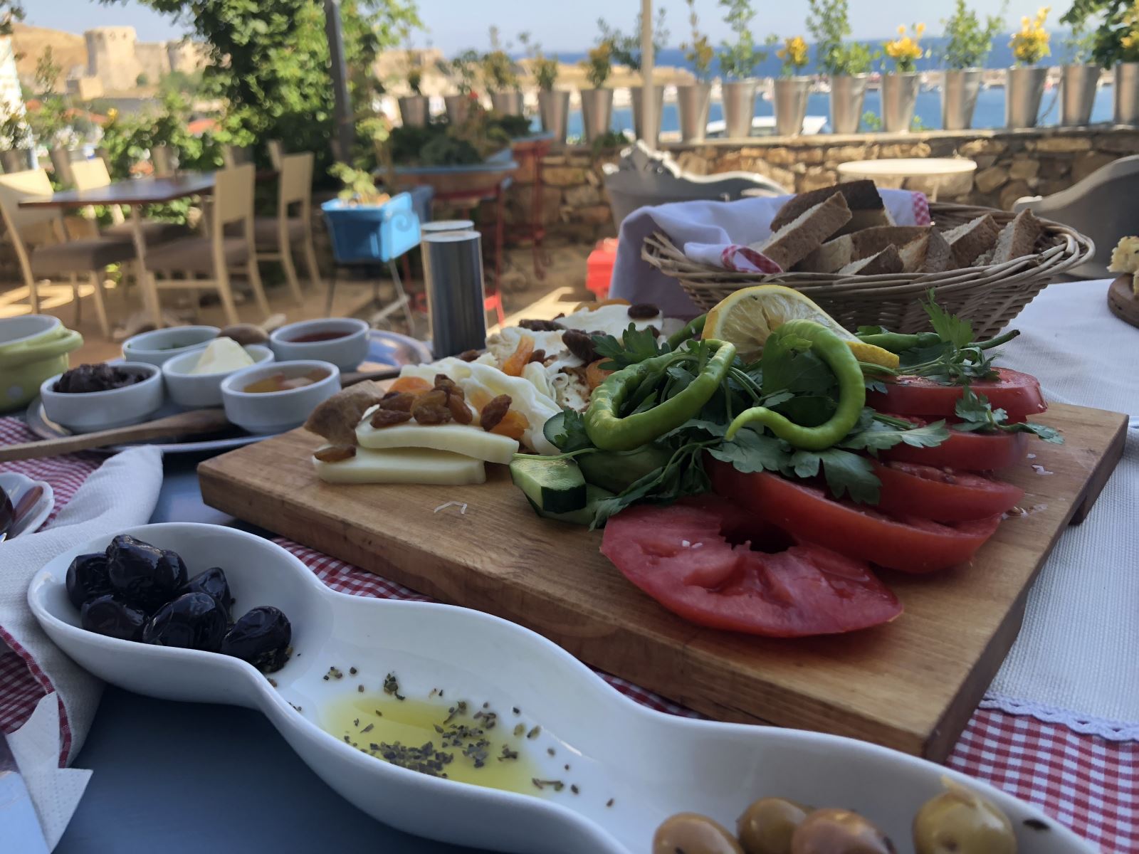 Sucuklu yumurta, gözleme, peynir ve reçel çeşitlerinden oluşan geleneksel Türk serpme kahvaltı sofrası