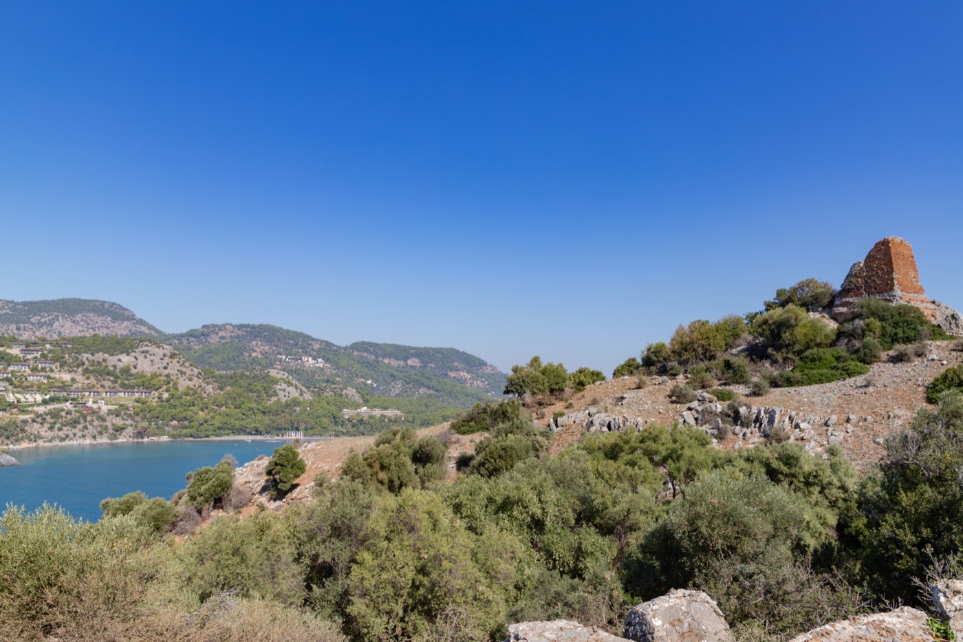 Baba Adası'ndaki yapı kalıntısı ve Sarıgerme koyu manzarası