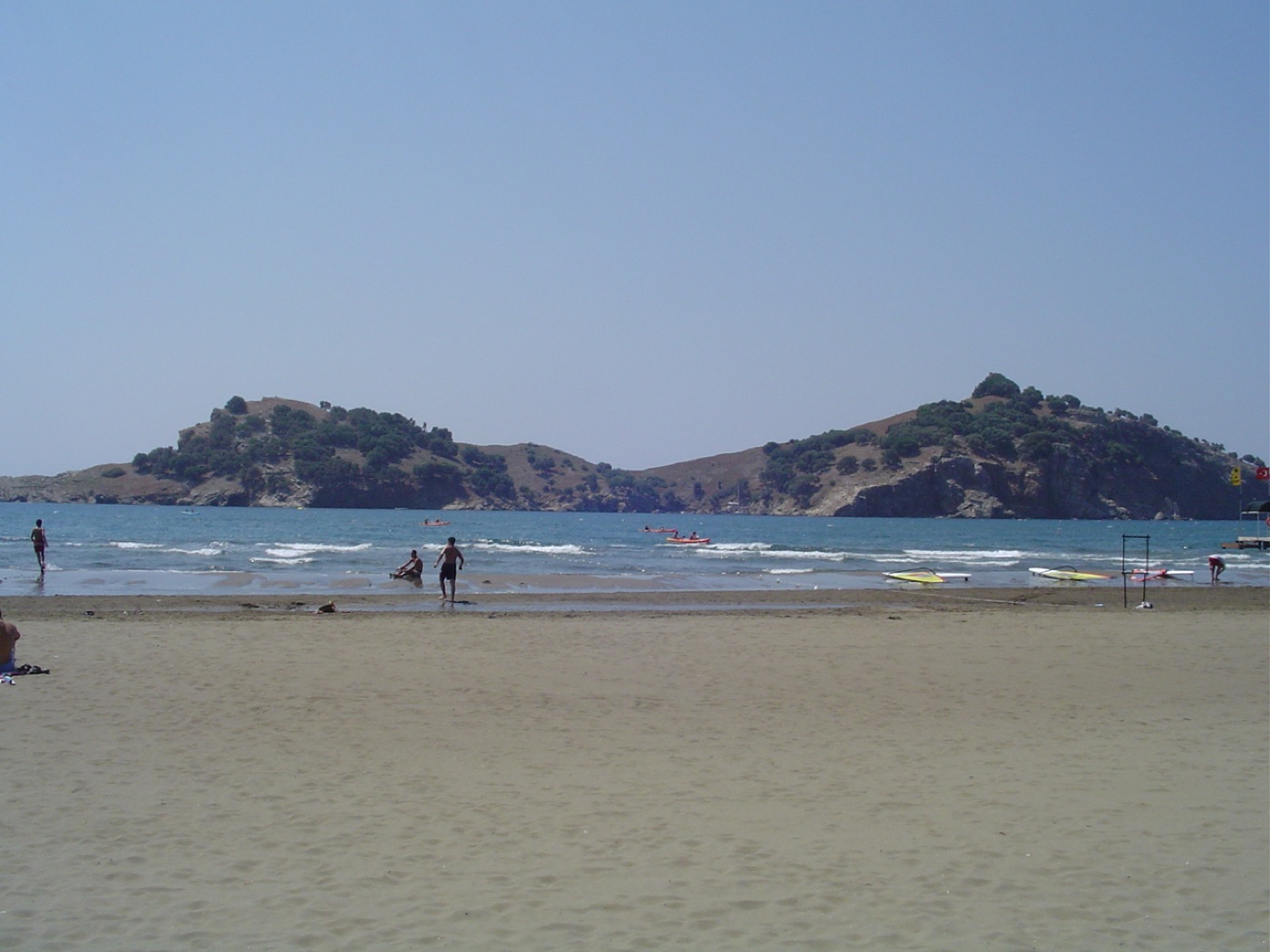 Sarıgerme Plajı'ndan deniz kenarından çekilmiş kumsal ve Baba Adası manzarası