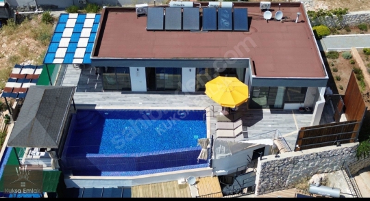 Villa Fıstık 1’in kuş bakışı görünümü; Kalkan Akbel’de korunaklı havuz ve güneşlenme alanı