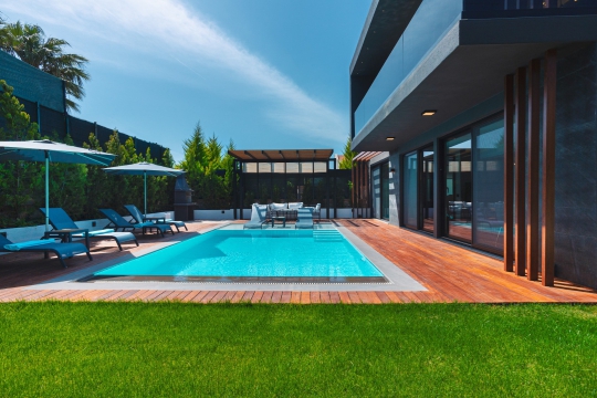 Villa Veno’nun özel havuz ve güneşlenme alanı, modern villa mimarisiyle bütünleşerek Fethiye’de konforlu bir tatil ortamı sunuyor