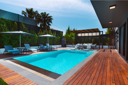 Villa Veno özel yüzme havuzu, geniş güneşlenme alanı ve modern dış tasarımıyla Fethiye Hisarönü’nde konforlu bir villa tatili sunuyor.