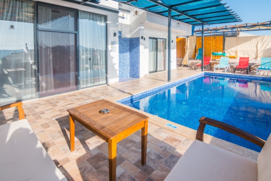 Modern mimarili, deniz manzarasına sahip kiralık balayı villası dış görünümü.