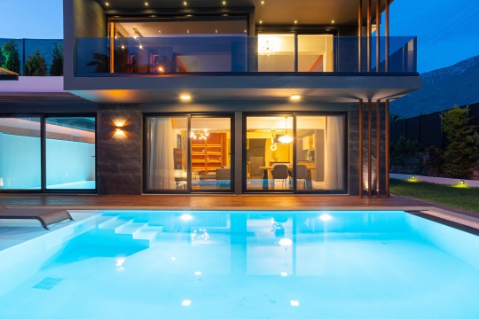 Villa Veno’nun gece aydınlatmalı dış cephesi ve özel havuzu, modern mimarisiyle şık ve huzurlu bir tatil atmosferi oluşturuyor.