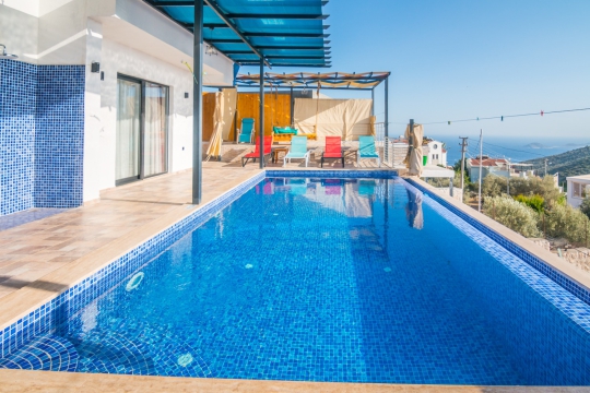 Villa Fıstık 2 gece ışıklandırmalı havuz terası ve panoramik manzara.