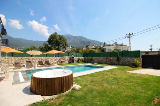 Jakuzili dış alanı ve doğa manzaralı bahçesi ile Boliv 1 Villa, Fethiye’de huzurlu bir tatil ortamı sağlamaktadır.