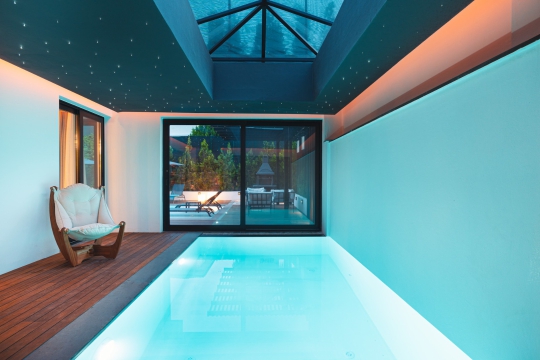 Villa Veno’nun modern tasarımlı kapalı yüzme havuzu, cam tavanı ve şık aydınlatmalarıyla yıl boyunca keyifli bir kullanım alanı sunuyor.