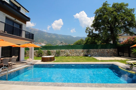 Dağ manzarası eşliğinde özel yüzme havuzu bulunan Boliv 2 Villa, doğa ile iç içe huzurlu bir tatil fırsatı sunar.