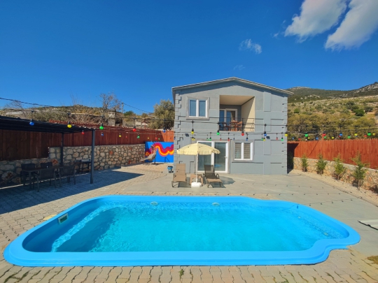 Kaş Kalkan Aklar’da konumlanan Villa Gökkuşağı, özel havuzu ve geniş bahçesiyle muhafazakar ailelere uygun villa seçeneği sunmaktadır.