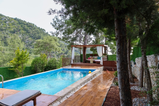 Kalkan İslamlar’da doğayla çevrili Villa Moby, özel havuzu ve ağaçlar arasındaki sakin konumuyla muhafazakâr tatil arayan misafirlere hitap etmektedir.