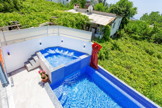 Villa Gaye’nin çocuklu aileler için ideal çocuk havuzu ve entegre jakuzi alanı