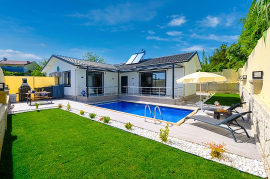 Villa Pra 2’nin geniş bahçe alanı ve modern villa mimarisi