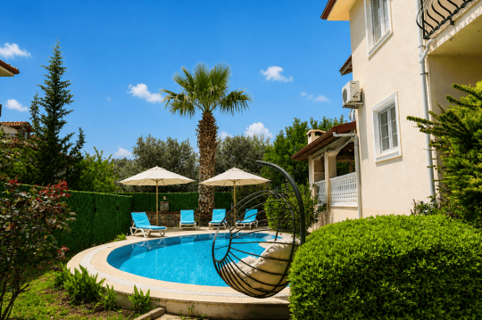 Villa Kavak havuz başı dinlenme alanı ve bahçe konforu – geniş bahçeli tatil villası