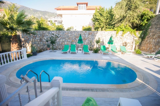 Özel yüzme havuzu ve güneşlenme alanına sahip Villa Gökdeniz havuz terası