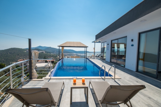 Kalkan Akbel deniz manzarasına karşı konumlanmış Villa Fıstık 1 havuz başı keyfi