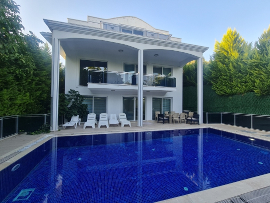 Villa Hera dış mekan havuz bahçe modern tasarım