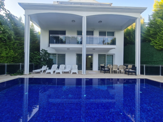 korunaklı havuzlu geniş aile villası yakaköy