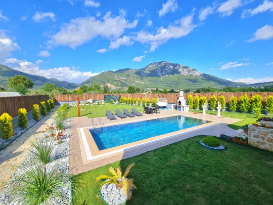 Muhafazakar konsepte uygun korunaklı havuzlu Villa Elisa dış mekan