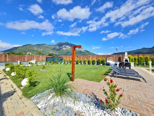 Doğa içinde konumlanan Villa Elisa geniş bahçe ve özel havuz alanı