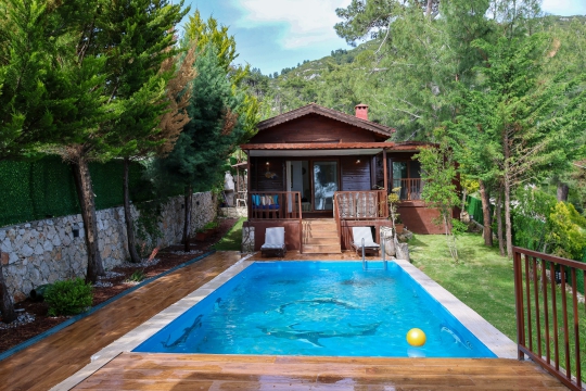 Kalkan İslamlar Villa Moby’nin özel havuzu, ahşap villa mimarisi ve yemyeşil çevresiyle balayı çiftleri ve aileler için keyifli bir konaklama sunmaktadır.