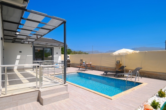 Seydikemer’de bulunan Villa Pra 1’in korunaklı havuz ve güneşlenme alanı