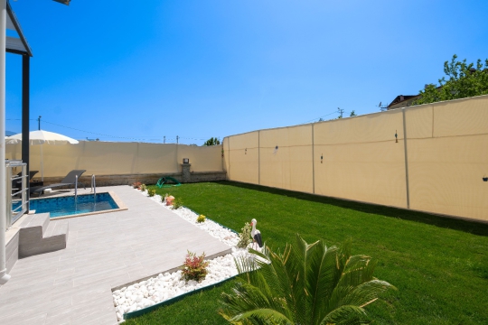 Villa Pra 1’de havuz başında keyifli yemek ve oturma alanı