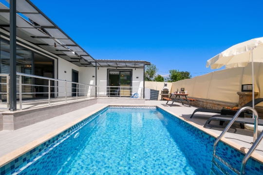 Villa Pra 1’in geniş havuz terası ve modern villa tasarımı