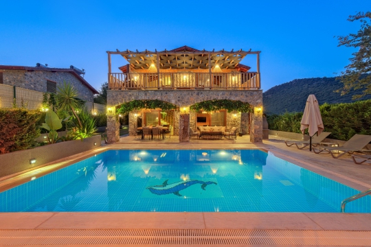 Villa Shila 2 gece havuz ve bahçe görünümü – Kayaköy’ün doğal atmosferinde konumlanan özel havuzlu, jakuzili ve lüks 4+1 taş villa.