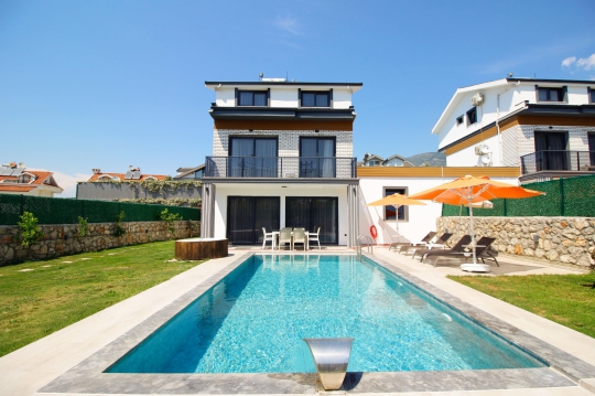 Modern mimarisi ve özel havuz alanı ile Boliv 1 Villa, Hisarönü bölgesinde lüks villa tatili imkânı sunmaktadır.