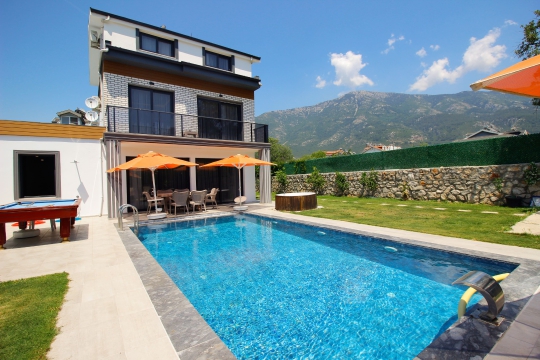 Ölüdeniz’e yakın konumda bulunan Boliv 2 Villa, özel havuzu ve ferah yaşam alanlarıyla keyifli bir tatil deneyimi sunmaktadır.